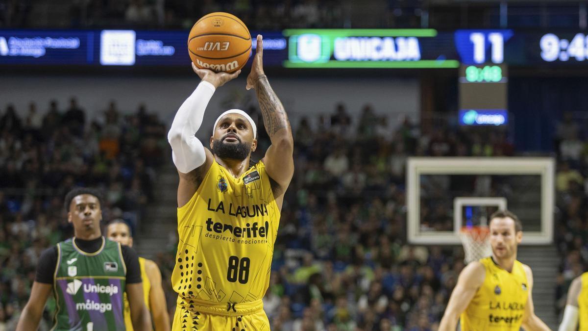 Patty Mills lanza un tiro libre en el partido del sánbado contra el Unicaja.