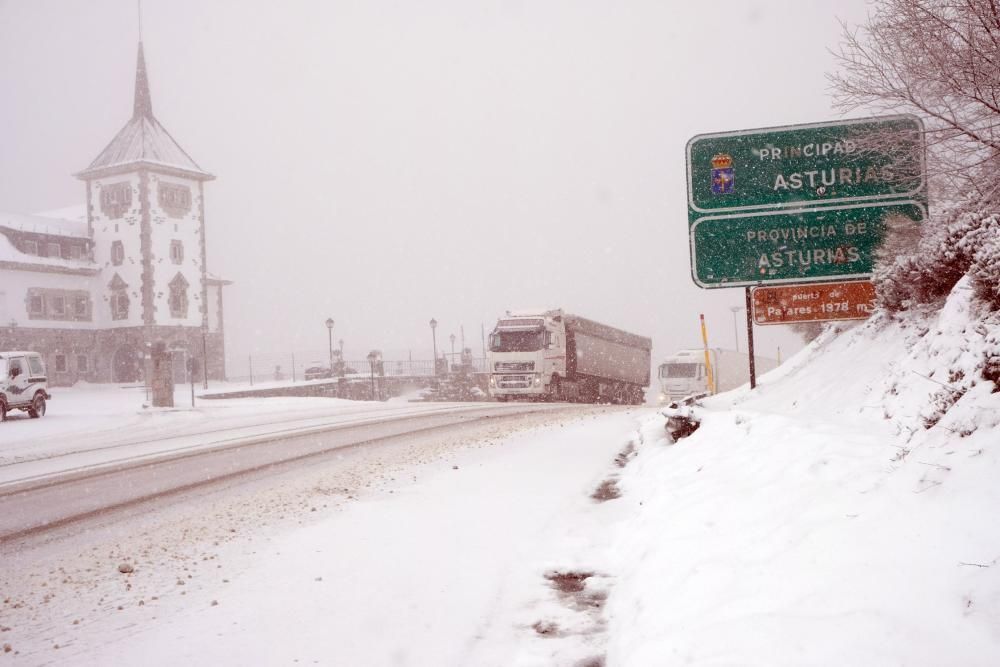 Temporal de nieve en el Puerto de Pajares