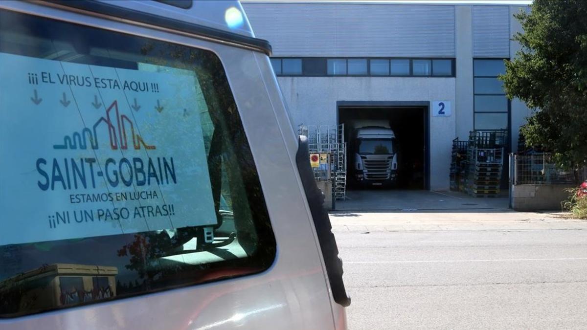 Camiones en el centro logístico de Saint Gobain en Bellvei este domingo.