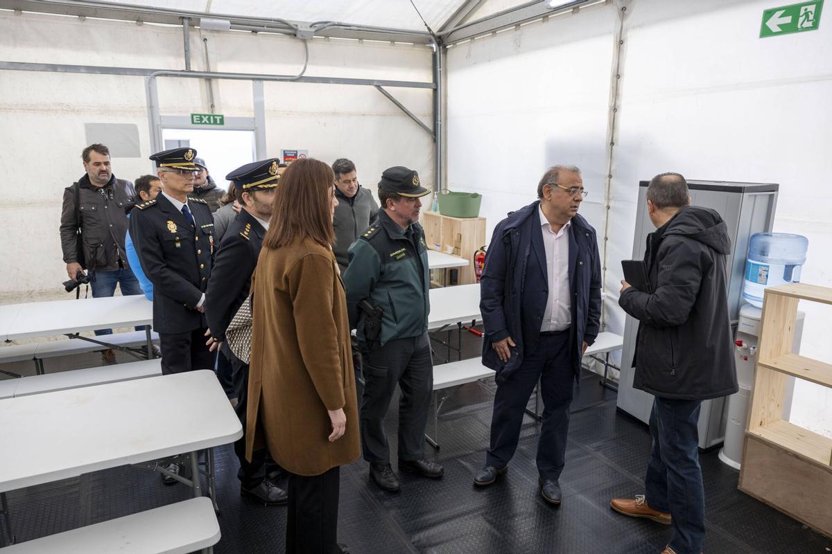 Así son los módulos de acogida temporal para migrantes instalados en el puerto de Palma.