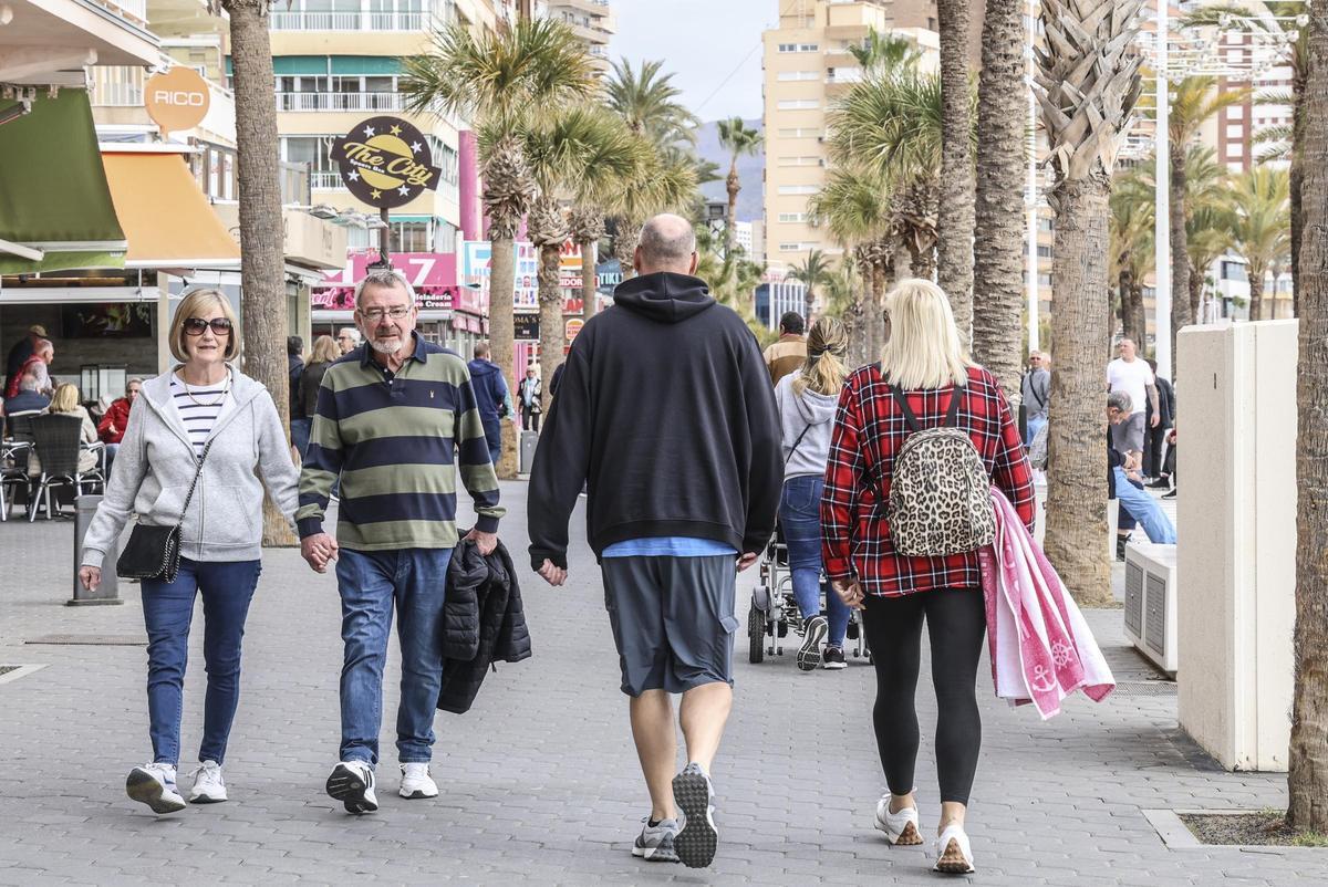 Parejas de cierta edad pasean por las calles de Benidorm