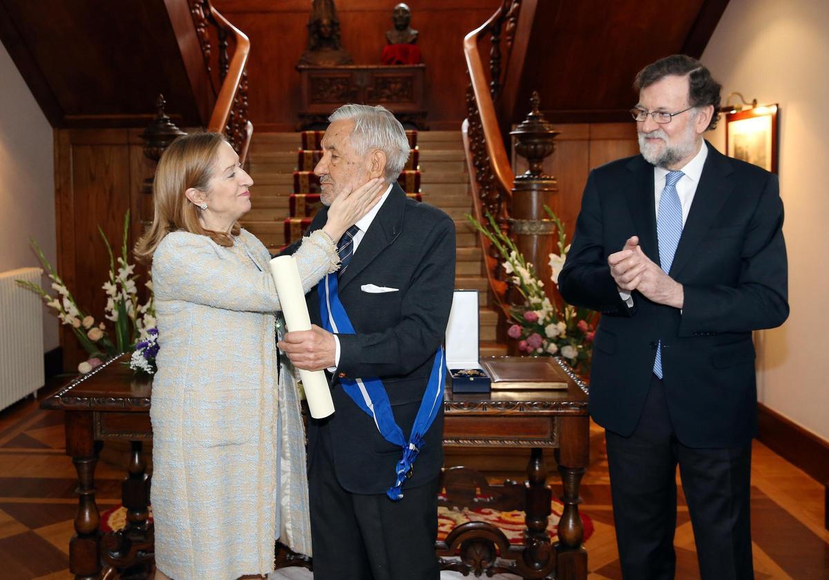 Mariano Rajoy y Ana Pastor entregando a Adriano Marques la Gran Cruz de la Orden del Mérito Civil.