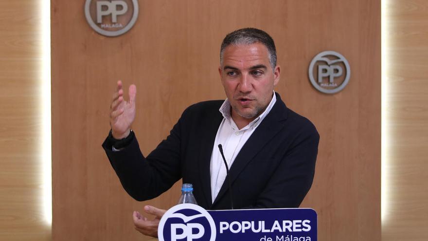 Elías Bendodo durante su comparecencia ayer por la tarde en la sede del PP de Málaga. arciniega