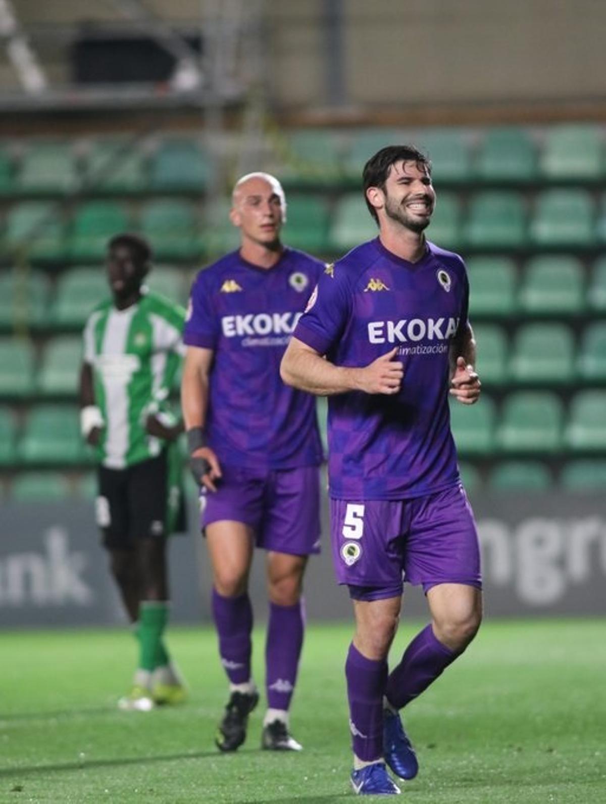 Nacho Monsalve, con un gesto de dolor, durante el Betis B-Hércules.
