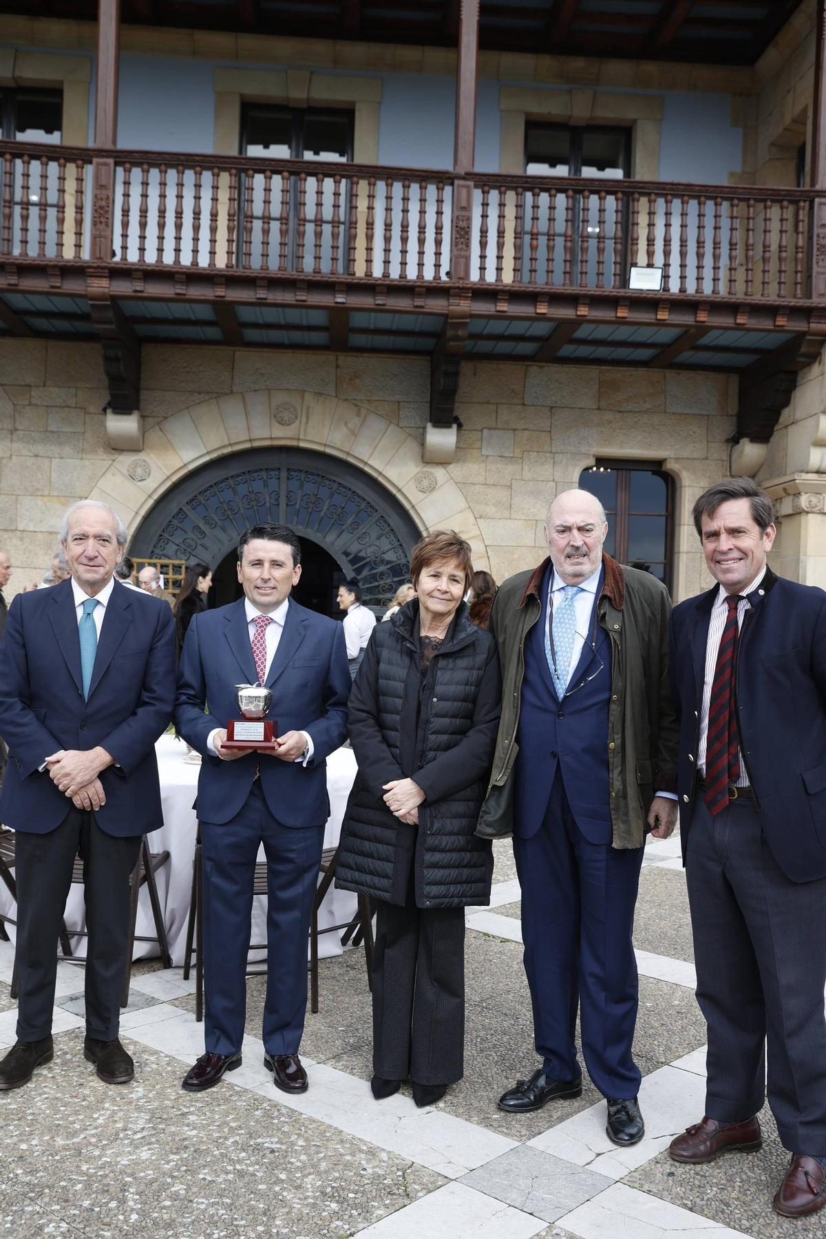La peña taurina Dávila Miura entrega su premio al mejor toro de la feria de Gijón (en imágenes)