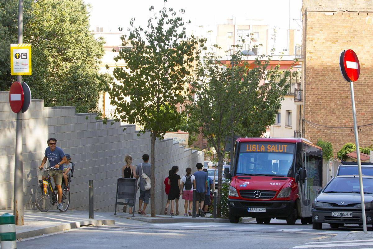 El bus 116, escalando calles de la Salut, en el verano de 2016