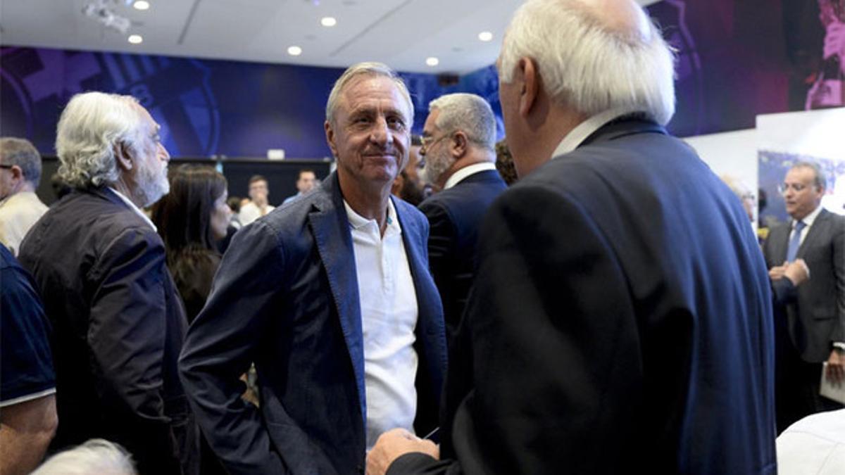 Johan Cruyff y Juan Manuel Asensi en el homenaje a Xavi Hernández