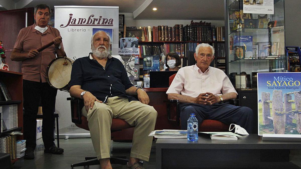 Presentación del libro “Mítico Sayago” en la Librería Jambrina de Zamora. En el centro, Barrigós. | Ana R. Burrieza