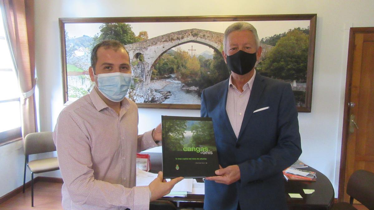 Miguel Dosal, a la derecha, recibiendo un libro de obsequio del Alcalde de Cangas.