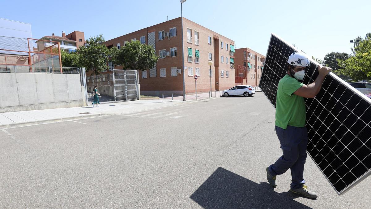 Imagen de archivo del montaje de las 240 placas instaladas en la azotea del pabellón Siglo XXI.  | ANDREEA VORNICU