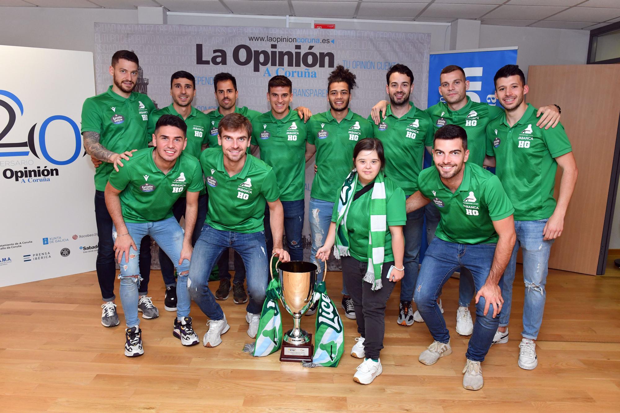 El Liceo visita LA OPINIÓN con su copa de campeón de OK Liga