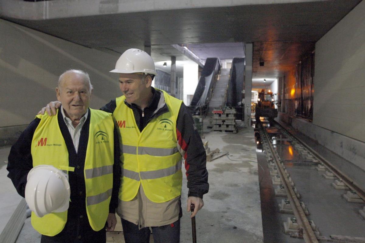 José López Postigo, último jefe de estación de El Palo, visita las obras del metro de Málaga, en 2011, con su hijo Manolo.