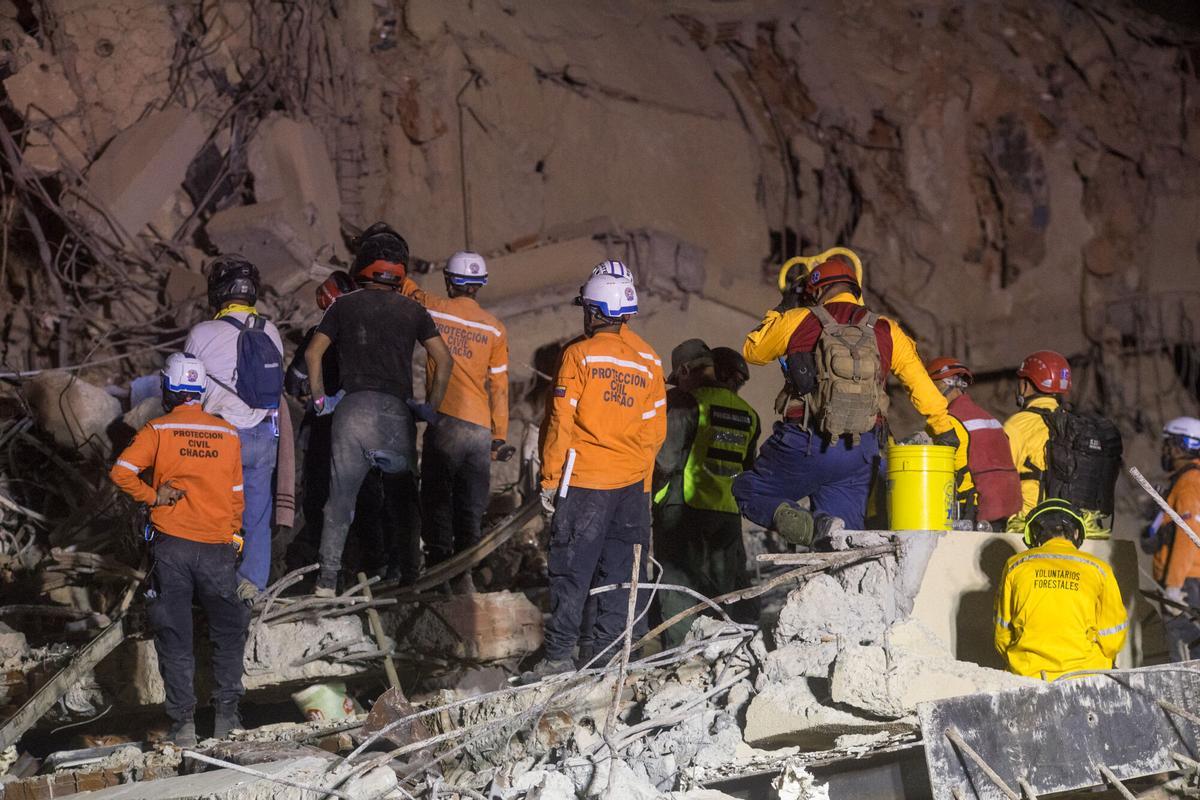 Integrantes de equipos de rescate trabajan en un edifico afectado por el terremoto.