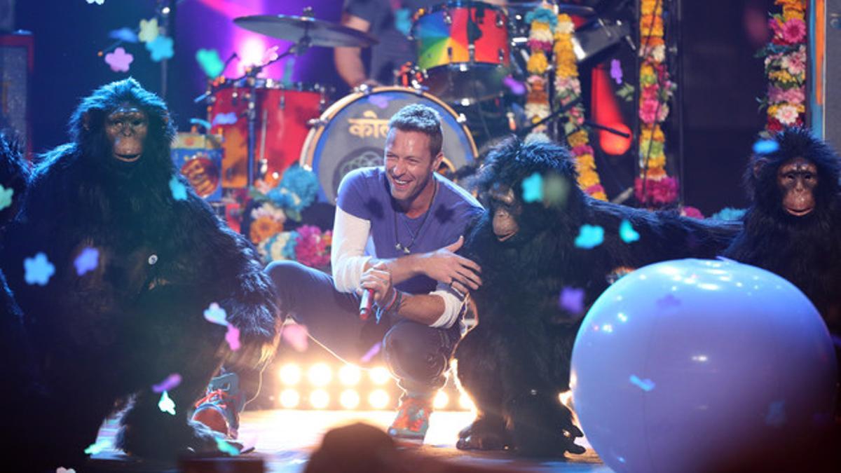 Chris Martin, rodeado de primates, durante la actuación de Coldplay.