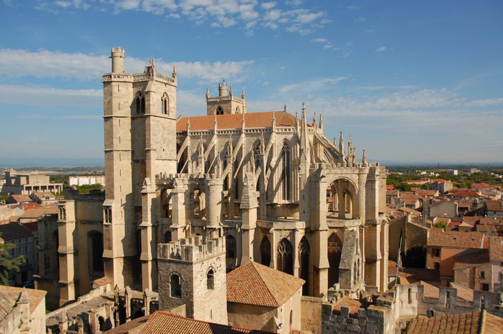 Esta catedral gótica es un templo único en el mundo: a pesar de estar inacaba, es una de las catedrales más altas de Francia