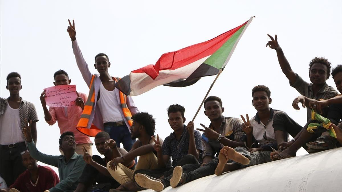 Un grupo de sudaneses celebran la rúbrica del acuerdo constitucional, este sábado.