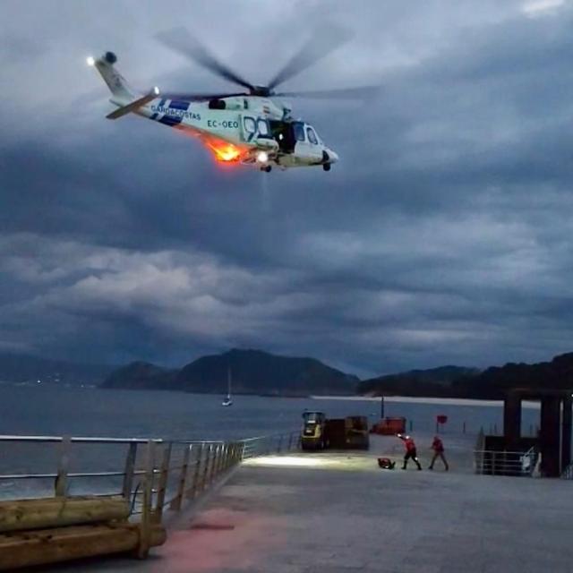 El helicóptero Pesca1 llevando a cabo la evacuación de este domingo.