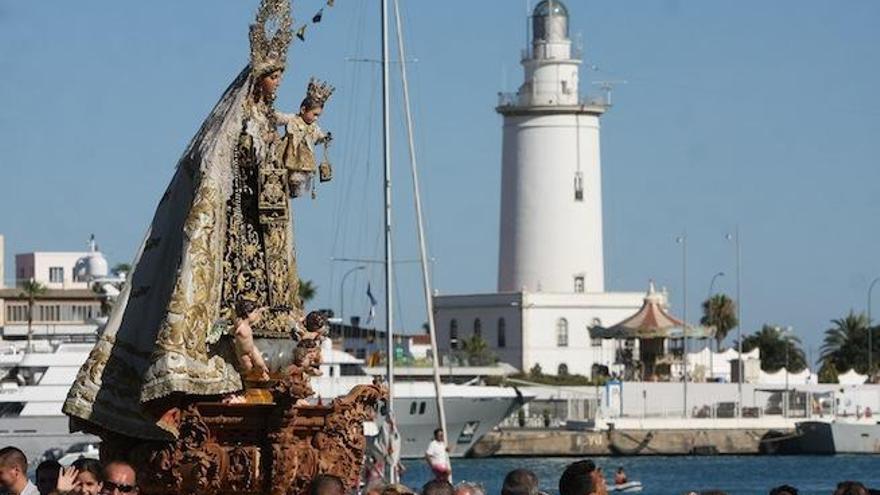 Salida del puerto de Málaga de la Virgen del Carmen del Perchel en 2014.