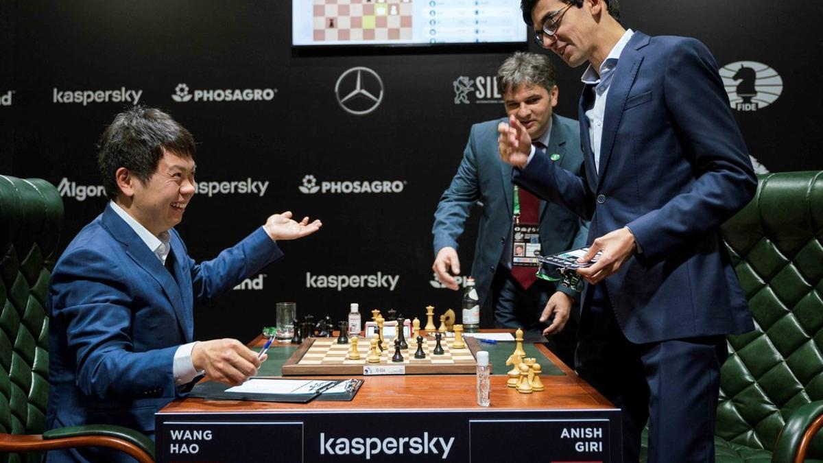 El chino Wang Hao (i) y el holandés Anish Giri (d) durante una partida del torneo