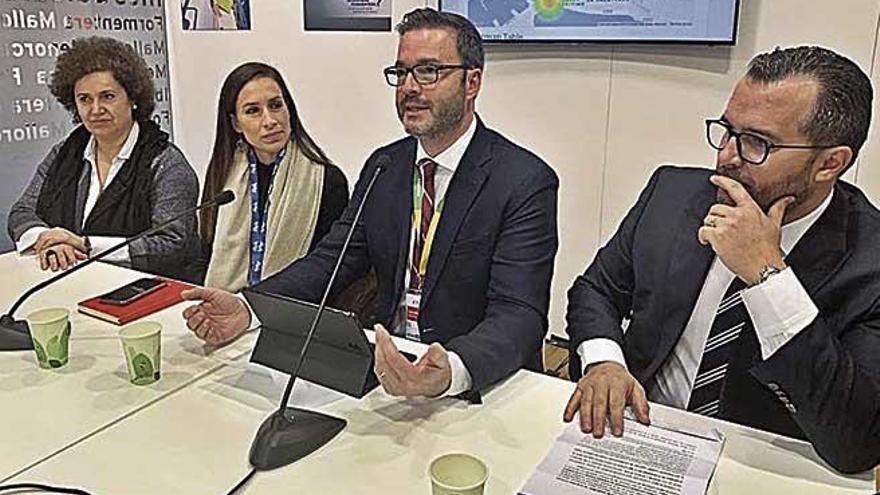 Elena Navarro, Isabel Vidal, JosÃ© Hila y Javier Vich, en Fitur.