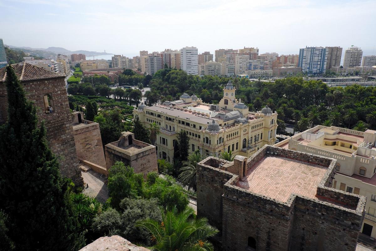 Vistas de Málaga desde la Torre de los Cuartos de Granada, cerrada al público.