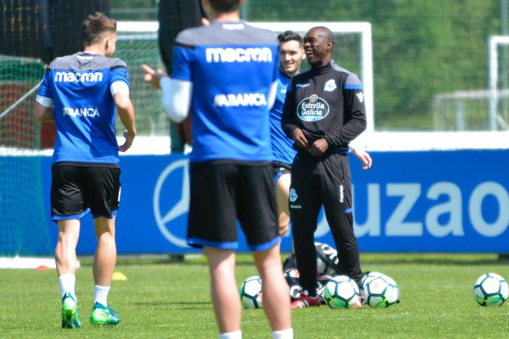 Penúltimo entrenamiento de la plantilla blanquiazul antes de viajar a Mestalla para cerrar la temporada 2017-18.