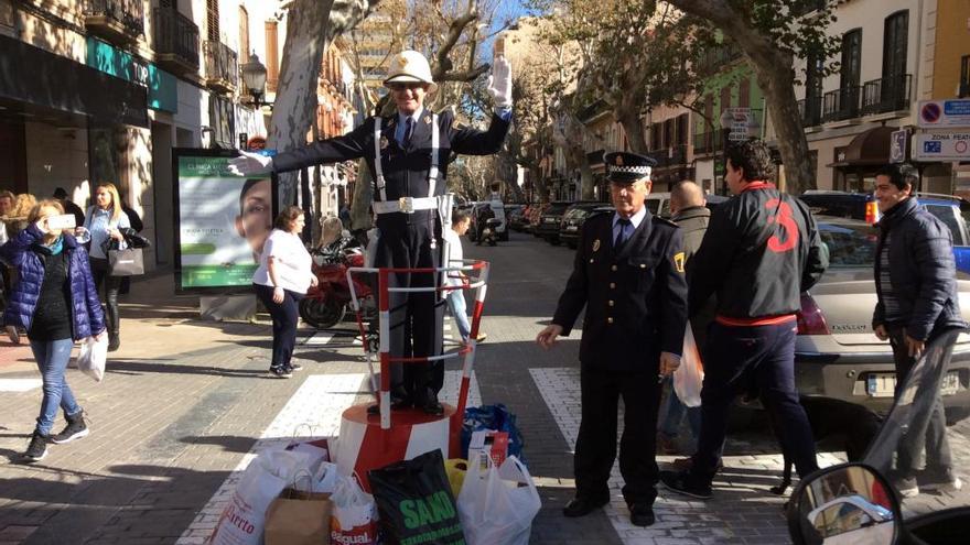 Se enfunda con 86 años el uniforme de guardia urbano para recoger alimentos en Dénia