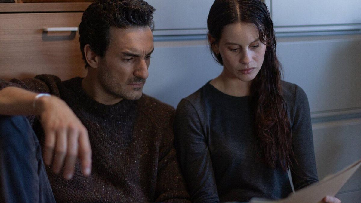 Miki Esparbé y Milena Smit, en una imagen de la serie