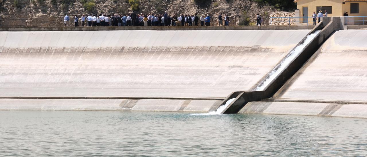 El Gobierno ha accedido a firmar un convenio que garantiza agua del Júcar hasta 2031