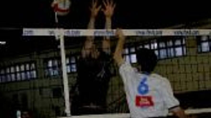 CACERES GANA Y DON BENITO ACOGE LA GALA DE VOLEIBOL