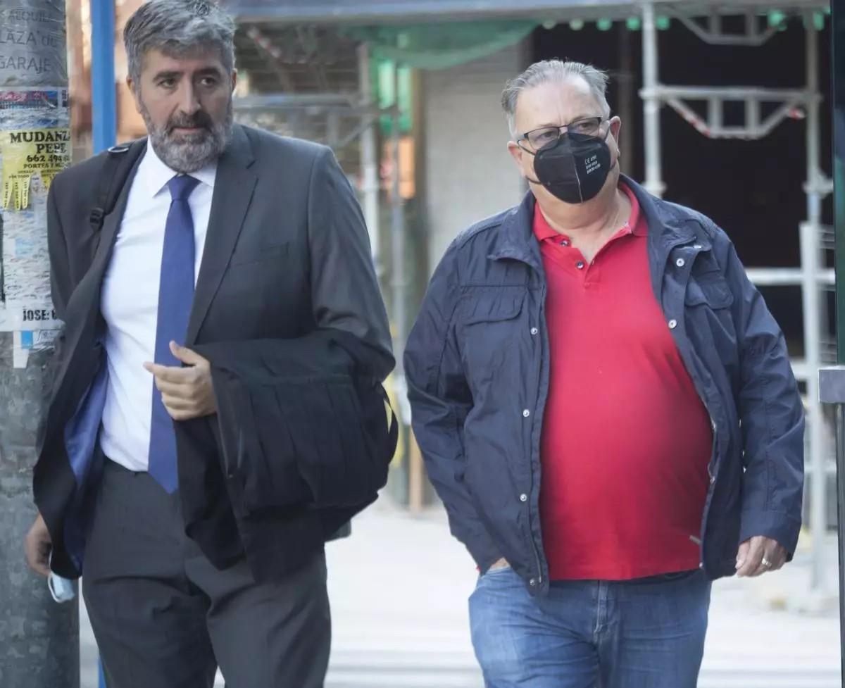 Francisco Artacho, con mascarilla, junto a su abogado, al acudir al juicio por la pieza de Calp del caso Brugal