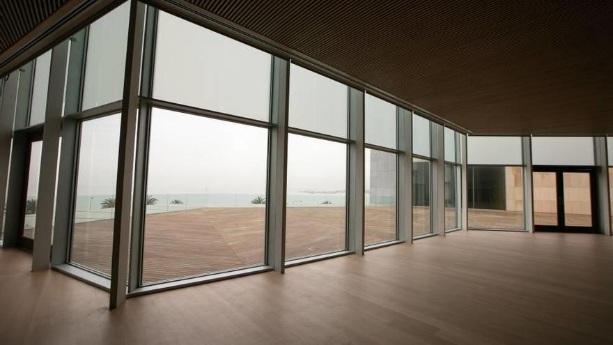 Imagen del restaurante del Palacio de Congresos con la terraza de más de 600 metros cuadrados que da al mar.