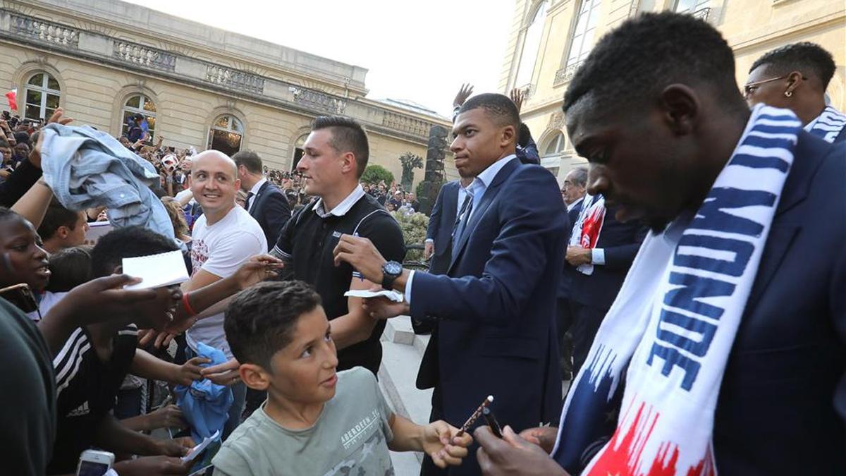 Ousmane celebra el título de campeón del mundo con Mbappé