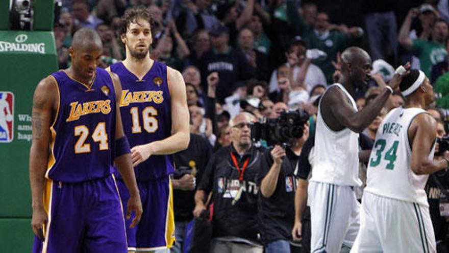 Kevin Garnett y Paul Pierce, al fondo, celebran la victoria frente a Kobe Bryant y Pau Gasol