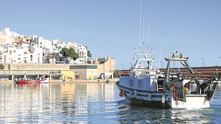 Peñíscola apoya a los pescadores y urge al Consell dragar el puerto