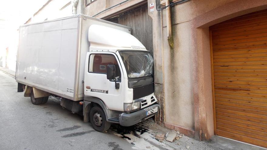 Un camió es desfrena i xoca contra una façana, a Manresa