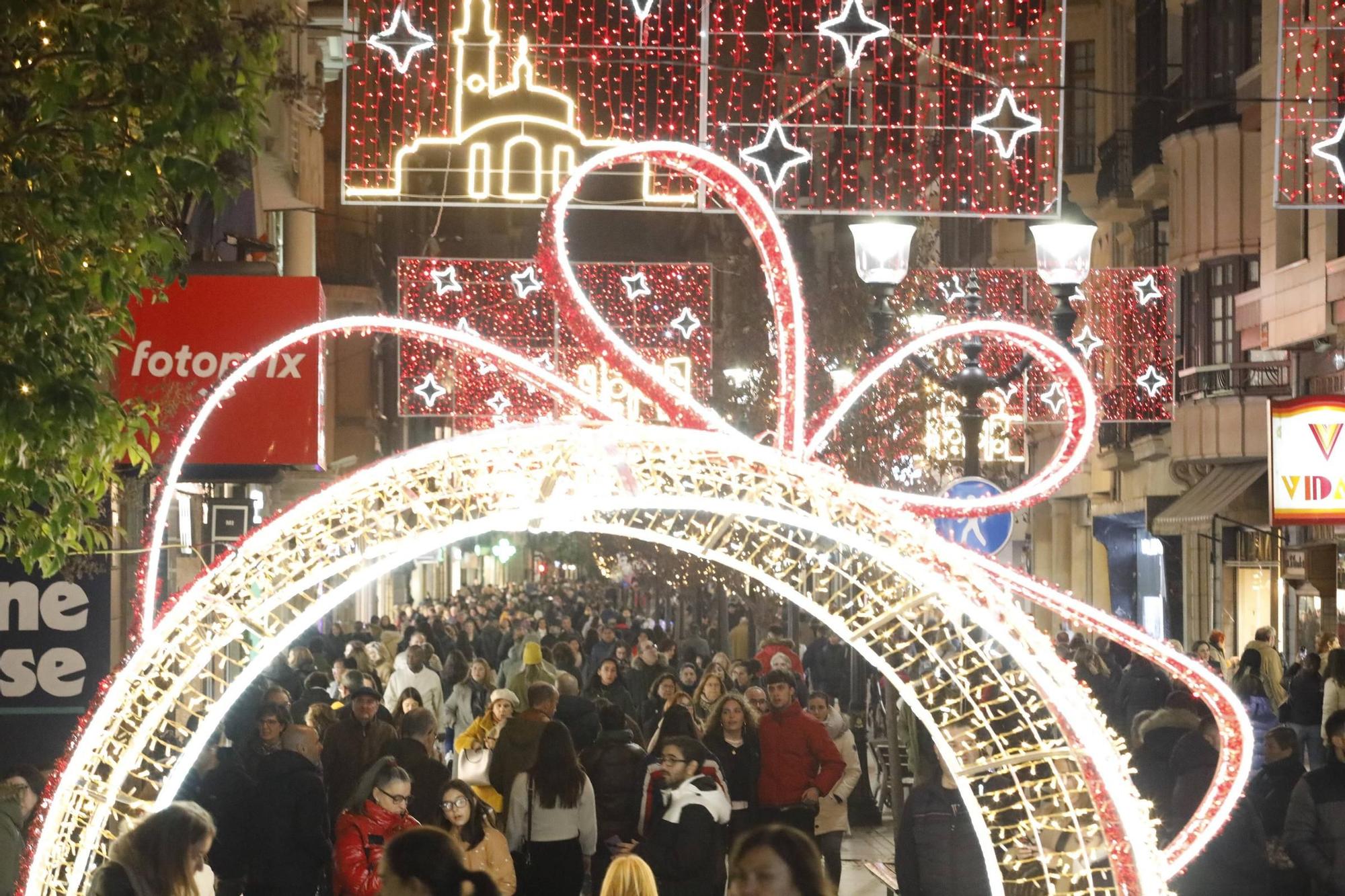 El centro de Gijón, a rebosar para disfrutar de la decoración de Navidad (en imágenes)