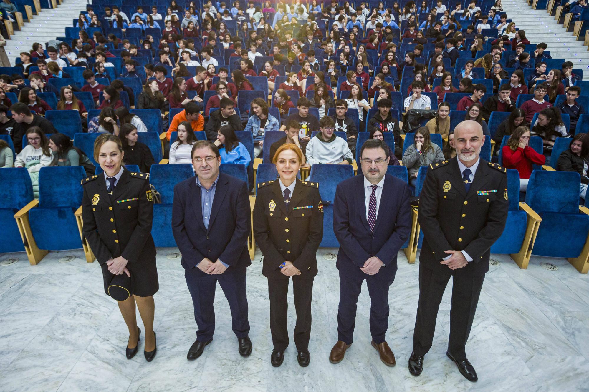 EN IMÁGENES: Así fue la conferencia de la jefa de la Policía Científica de Asturias ante centenares de escolares 


