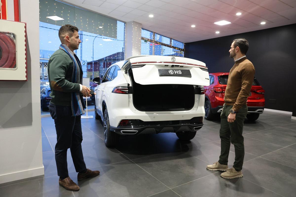 Clientes en Zina Móvil, concesionario de la marca MG en Vigo. AUTOMOCION. COCHES. AUTOMOVILES. VEHICULOS. TIENDA. VENTA