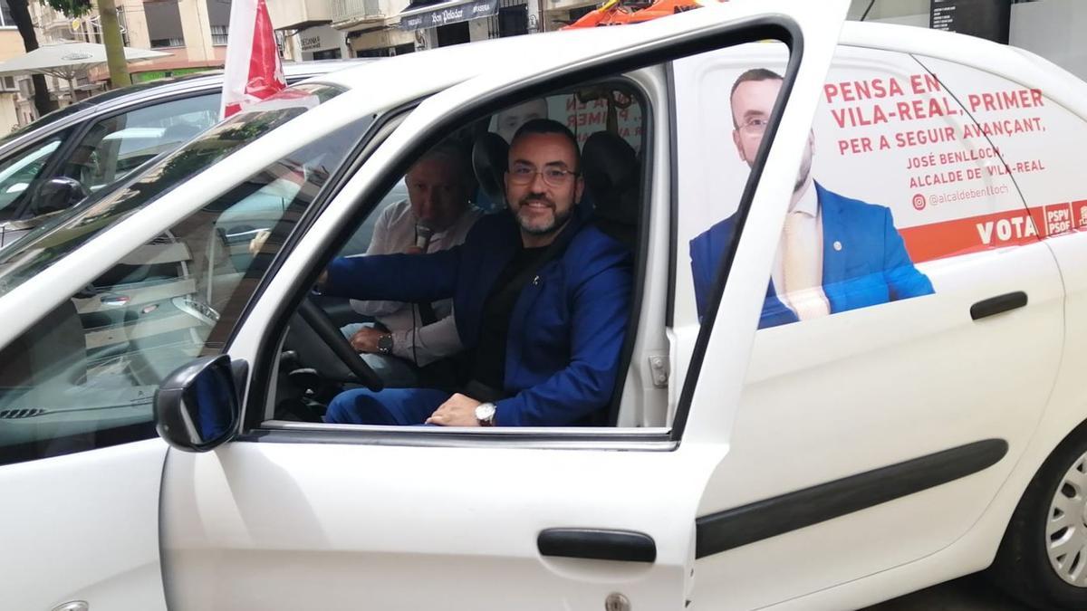 Benlloch conduce el vehículo del PSPV-PSOE que recorre Vila-real en campaña.