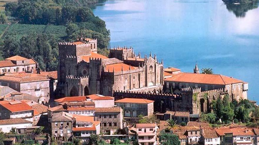 Vista del casco histórico de Tui, coronado por la catedral y con el río Miño al fondo.