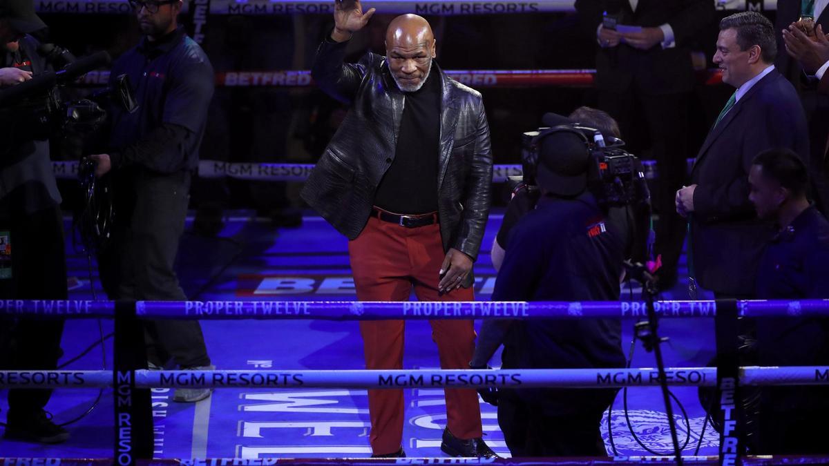 Mike Tyson saluda durante una velada de boxeo.