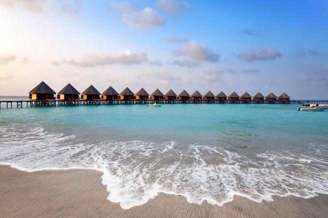 Sol, mar y resorts en las islas Maldivas
