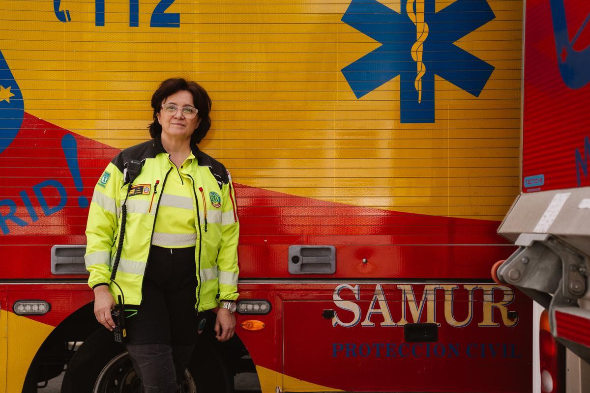 Ceferina Cuesta, primera médica del Samur de Madrid, en las instalaciones del Samur en Casa de Campo.