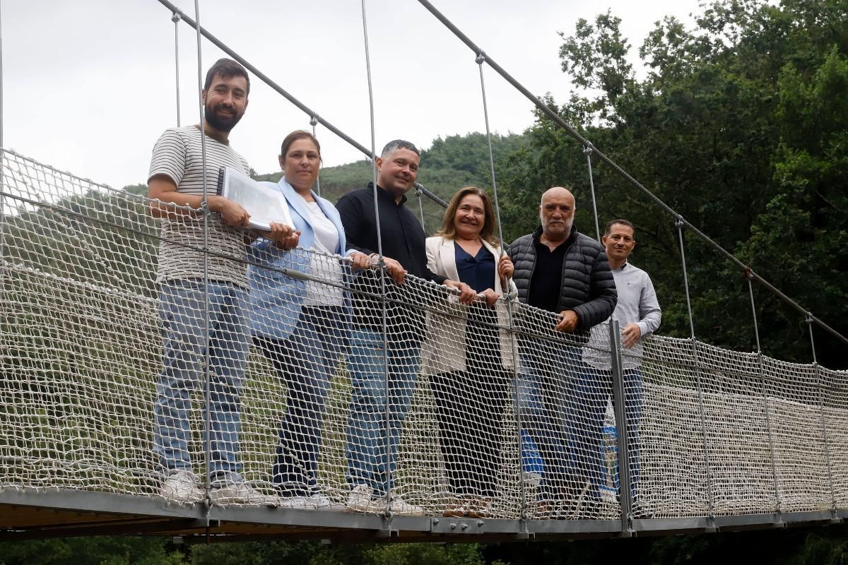 Ana Ortiz con el alcallde y los concejales de Soutomaior sobre el puente, ayer.