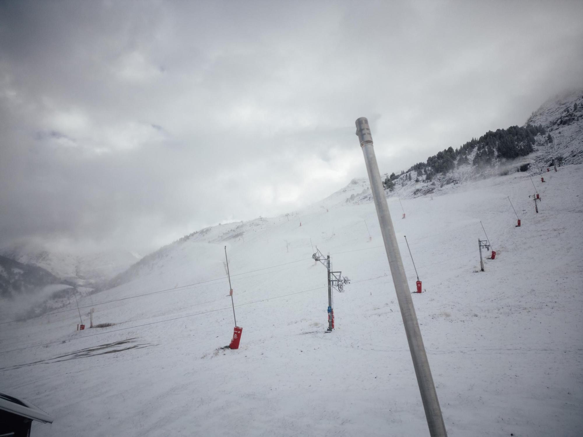 En imágenes | Las estaciones de esquí aragonesas ponen a trabajar los cañones de nieve