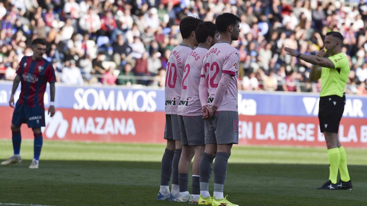 Un momento del partido entre el Huesca y el Sporting en El Alcoraz