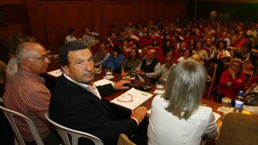 Imagen de la multitudinaria asamblea celebrada ayer por la tarde en la sede del Colegio de Farmacéuticos de Alicante.