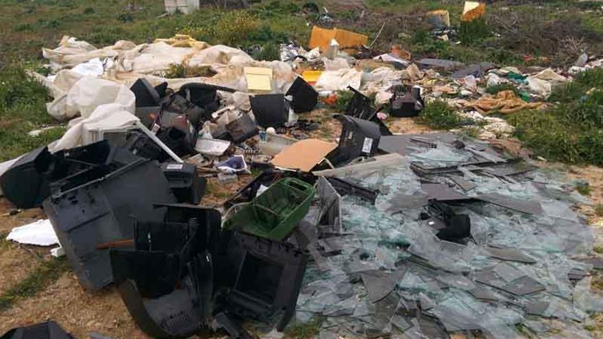 Basura vertida de forma incontrolada en uno de los vertederos ilegales surgidos en Monfarracinos.