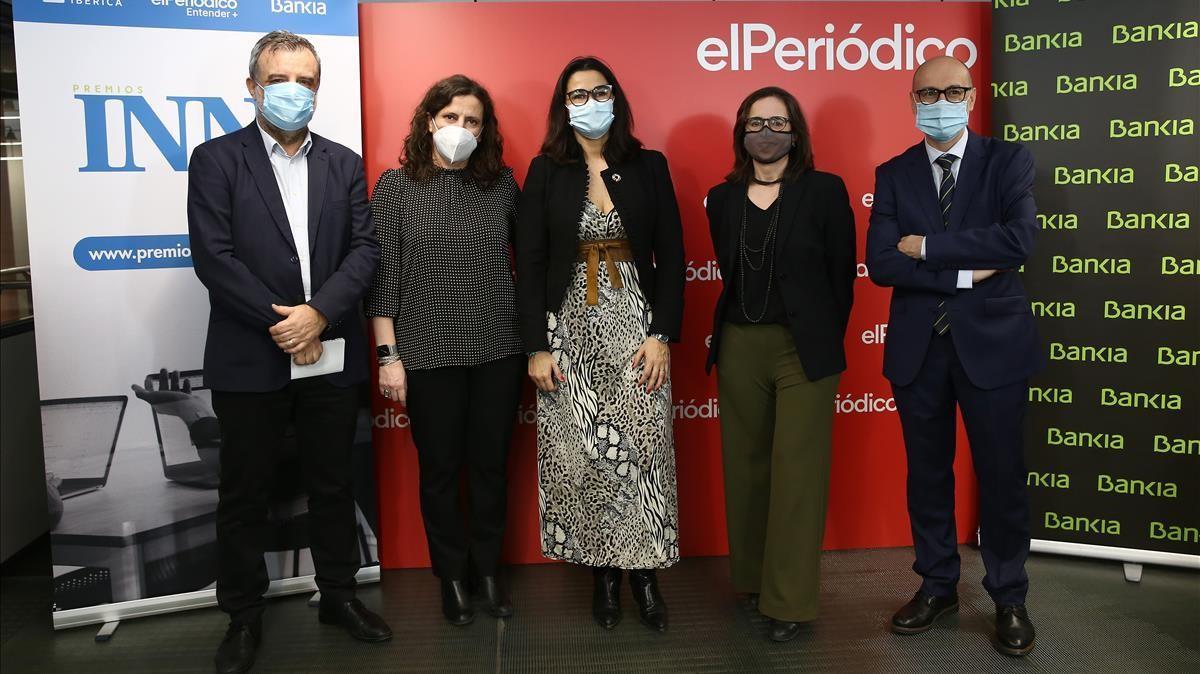 Jurado del premio Innobankia: Agustí Sala y Gemma Martínez, redactor jefe de Economía y directora adjunta de EL PERIÓDICO; Mar Alarcón, vicepresidenta de Foment y Meritxell Sánchez y José Manuel García, de Bankia.